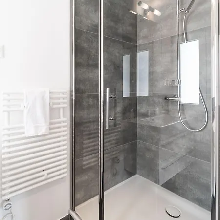 Haus Kirchplatz 4 By Premium דירה צרמט